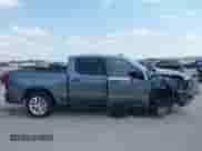 2020 Chevrolet Silverado 1500 Custom z VIN 3GCPWBEF2LG302881, wystawiony jako IAAI lot #43100349 z przebiegiem 89 376 mil mil oraz . Historia ofert i sprzedaży dostępna na DreamBid. Obrazek 13.
