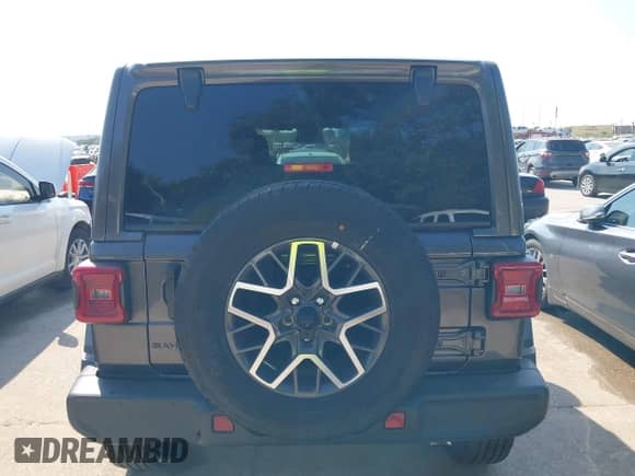 2025 Jeep Wrangler Sahara z VIN 1C4PJXEN5SW525130, wystawiony jako IAAI lot #43257826 z przebiegiem 5 387 mil mil oraz . Historia ofert i sprzedaży dostępna na DreamBid. Obrazek 15.