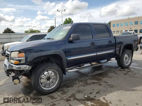 2005 GMC Sierra 1500 SLE z VIN 2GTEK13T751200347, wystawiony jako Copart lot #60863495 z przebiegiem 272 891 mil mil oraz Czysty tytuł • Clean title. Historia ofert i sprzedaży dostępna na DreamBid. Obrazek 1.