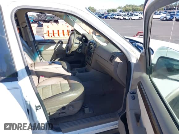 2005 Ford Explorer Eddie Bauer z VIN 1FMDU64K25UB72627, wystawiony jako IAAI lot #43268902 z przebiegiem 135 749 mil mil oraz . Historia ofert i sprzedaży dostępna na DreamBid. Obrazek 5.