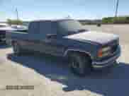 1998 GMC Sierra 1500 z VIN 1GTEC19M8WE556142, wystawiony jako Copart lot #74216184 z przebiegiem 306 795 mil mil oraz Czysty tytuł • Clean title. Historia ofert i sprzedaży dostępna na DreamBid. Obrazek 4.