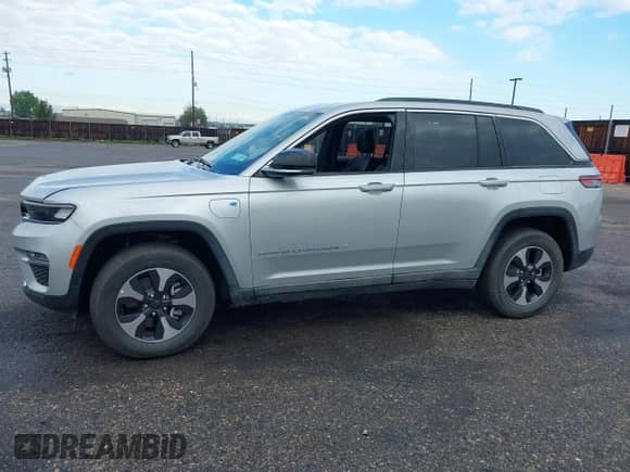 2024 Jeep Grand Cherokee with VIN 1C4RJYB69RC120525, listed as a IAAI auction lot 43249084 with Not provided miles and . Bid and sale history available at DreamBid. Image 14.