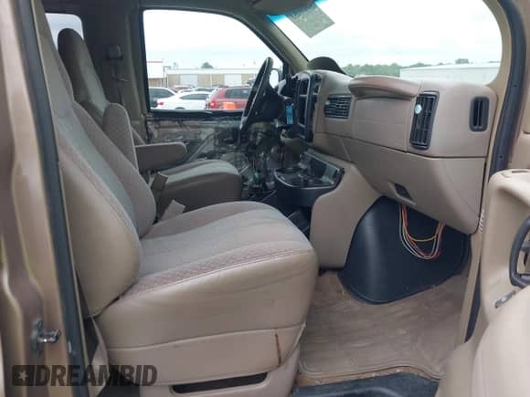 2001 Chevrolet Express z VIN 1GAHG39R511156928, wystawiony jako IAAI lot #42655253 z przebiegiem 87 715 mil mil oraz . Historia ofert i sprzedaży dostępna na DreamBid. Obrazek 5.