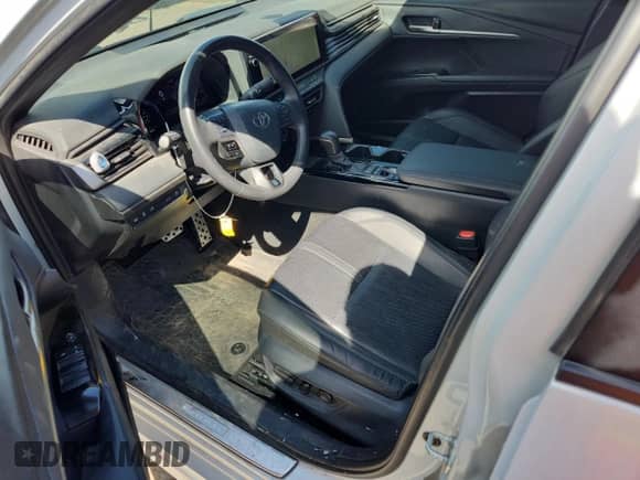 2025 Toyota Camry LE with VIN 4T1DAACK1SU058952, listed as a Copart auction lot 81319815 with 26,992 mi miles and Salvage title. Bid and sale history available at DreamBid. Image 7.