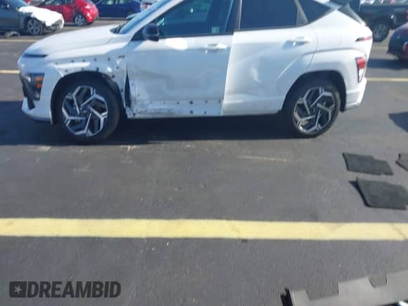 2025 Hyundai Kona N Line S z VIN KM8HBCA37SU232951, wystawiony jako IAAI lot #42907314 z przebiegiem 1 268 mil mil oraz . Historia ofert i sprzedaży dostępna na DreamBid. Obrazek 15.