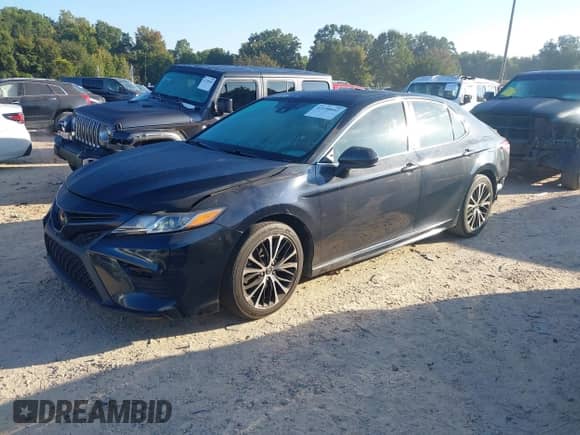 2020 Toyota Camry SE z VIN 4T1G11AK9LU874079, wystawiony jako IAAI lot #43198042 z przebiegiem 128 509 mil mil oraz . Historia ofert i sprzedaży dostępna na DreamBid. Obrazek 2.