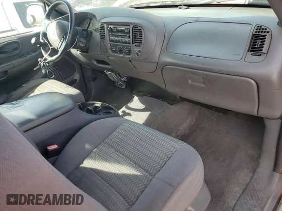 2003 Ford F-150 XL z VIN 1FTRF18W53NA99930, wystawiony jako Copart lot #49046965 z przebiegiem 139 433 mil mil oraz Szkoda całkowita • Salvage title. Historia ofert i sprzedaży dostępna na DreamBid. Obrazek 8.