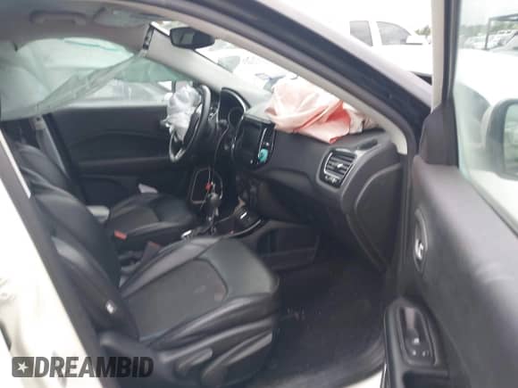 2019 Jeep Compass Altitude z VIN 3C4NJCBB5KT615720, wystawiony jako IAAI lot #42148757 z przebiegiem 205 016 mil mil oraz . Historia ofert i sprzedaży dostępna na DreamBid. Obrazek 5.