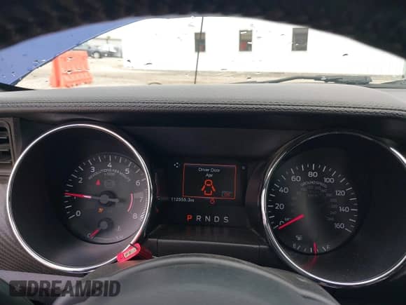 2016 Ford Mustang V6 z VIN 1FATP8EM8G5251483, wystawiony jako IAAI lot #43299521 z przebiegiem 112 555 mil mil oraz . Historia ofert i sprzedaży dostępna na DreamBid. Obrazek 7.