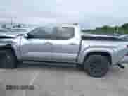 2024 Toyota Tacoma SR5 z VIN 3TMKB5FN0RM013747, wystawiony jako IAAI lot #41411768 z przebiegiem 7 906 mil mil oraz . Historia ofert i sprzedaży dostępna na DreamBid. Obrazek 14.