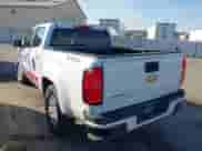 2020 Chevrolet Colorado 2WD Work Truck z VIN 1GCGSBEA9L1109870, wystawiony jako IAAI lot #43011811 z przebiegiem 133 845 mil mil oraz . Historia ofert i sprzedaży dostępna na DreamBid. Obrazek 3.