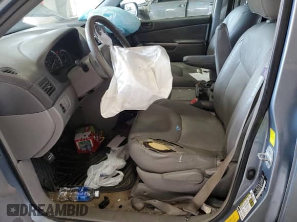 2010 Toyota Sienna CE z VIN 5TDKK4CC0AS341428, wystawiony jako Copart lot #84025485 z przebiegiem Nie podano mil oraz Szkoda całkowita • Salvage title. Historia ofert i sprzedaży dostępna na DreamBid. Obrazek 7.