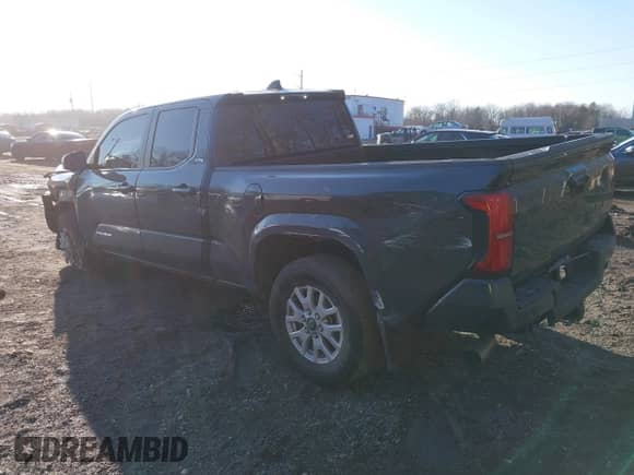 2024 Toyota Tacoma SR5 z VIN 3TYKB5FN4RT002352, wystawiony jako IAAI lot #41405679 z przebiegiem 23 988 mil mil oraz . Historia ofert i sprzedaży dostępna na DreamBid. Obrazek 3.