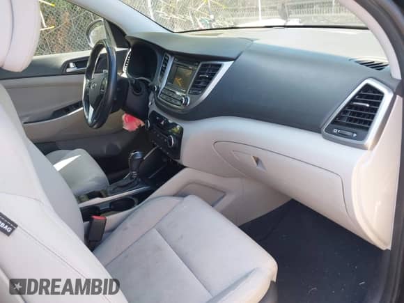 2017 Hyundai Tucson Sport z VIN KM8J3CA2XHU534183, wystawiony jako IAAI lot #42745565 z przebiegiem 127 660 mil mil oraz . Historia ofert i sprzedaży dostępna na DreamBid. Obrazek 5.