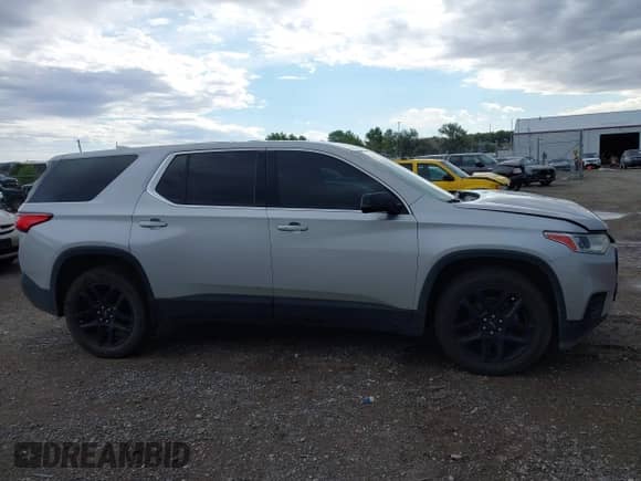 2019 Chevrolet Traverse LS z VIN 1GNERFKW5KJ314599, wystawiony jako IAAI lot #43197716 z przebiegiem 102 349 mil mil oraz . Historia ofert i sprzedaży dostępna na DreamBid. Obrazek 13.