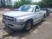 1994 Dodge 1500 z VIN 1B7HC16YXRS728049, wystawiony jako IAAI lot #42449949 z przebiegiem 132 493 mil mil oraz . Historia ofert i sprzedaży dostępna na DreamBid. Obrazek 2.