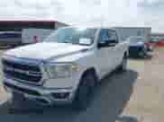 2021 Ram 1500 Big Horn z VIN 1C6SRFFTXMN567691, wystawiony jako IAAI lot #43115791 z przebiegiem 104 406 mil mil oraz . Historia ofert i sprzedaży dostępna na DreamBid. Obrazek 17.
