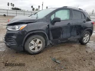 2021 Chevrolet Trax LT z VIN KL7CJPSM7MB371926, wystawiony jako Copart lot #71905255 z przebiegiem 62 999 mil mil oraz Szkoda całkowita • Salvage title. Historia ofert i sprzedaży dostępna na DreamBid. Obrazek 1.