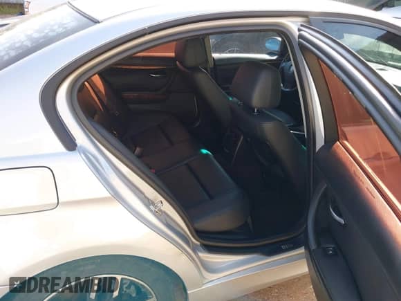 2007 BMW 3 Series 328i z VIN WBAVC53527FZ75041, wystawiony jako IAAI lot #43240788 z przebiegiem 165 460 mil mil oraz . Historia ofert i sprzedaży dostępna na DreamBid. Obrazek 8.