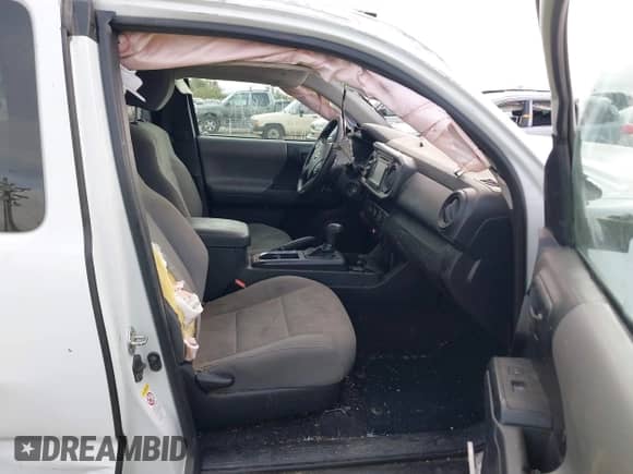 2019 Toyota Tacoma SR z VIN 5TFRX5GN8KX144469, wystawiony jako IAAI lot #42979849 z przebiegiem 68 687 mil mil oraz . Historia ofert i sprzedaży dostępna na DreamBid. Obrazek 5.