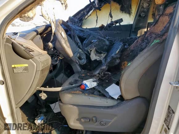 2014 Hyundai Santa Fe с VIN 5XYZUDLB8EG143232, выставлен на аукционе Copart как лот 80830075 с пробегом Не указан миль и На запчасти • Non repairable. История ставок и продаж доступна на DreamBid. Изображение 7.