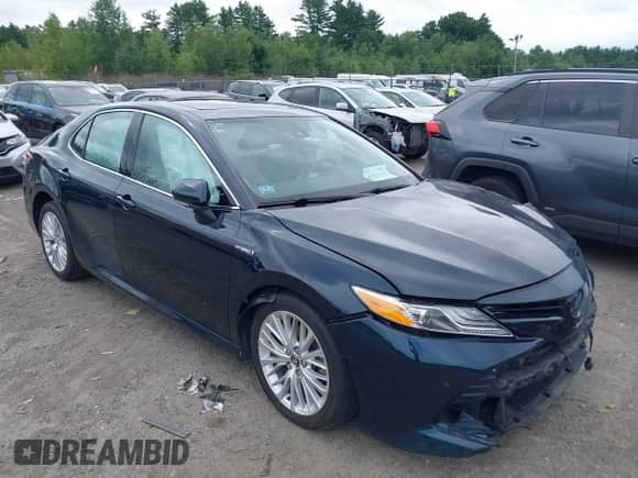 2020 Toyota Camry Hybrid XLE z VIN 4T1F31AK7LU521801, wystawiony jako IAAI lot #42707425 z przebiegiem 66 573 mil mil oraz . Historia ofert i sprzedaży dostępna na DreamBid. Obrazek 1.