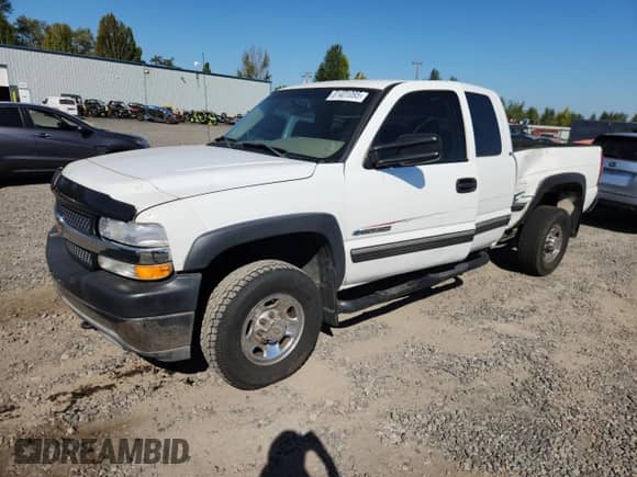 2002 Chevrolet Silverado 2500HD LS z VIN 1GCHC29U72E117463, wystawiony jako Copart lot #81401095 z przebiegiem 165 754 mil mil oraz Szkoda całkowita • Salvage title. Historia ofert i sprzedaży dostępna na DreamBid. Obrazek 1.