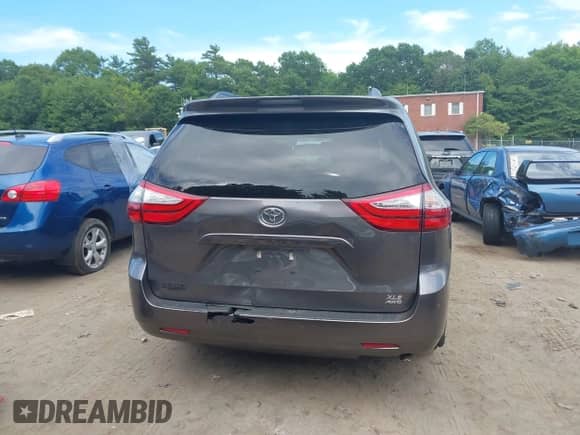 2017 Toyota Sienna XLE z VIN 5TDDZ3DC6HS150071, wystawiony jako IAAI lot #42605947 z przebiegiem 80 805 mil mil oraz . Historia ofert i sprzedaży dostępna na DreamBid. Obrazek 16.