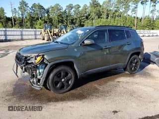 2019 Jeep Compass Latitude z VIN 3C4NJCBB0KT699400, wystawiony jako Copart lot #70591525 z przebiegiem 81 862 mil mil oraz Szkoda całkowita • Salvage title. Historia ofert i sprzedaży dostępna na DreamBid. Obrazek 1.