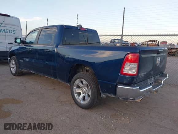 2022 Ram 1500 Big Horn z VIN 1C6RREMT1NN261444, wystawiony jako IAAI lot #41811390 z przebiegiem 68 383 mil mil oraz . Historia ofert i sprzedaży dostępna na DreamBid. Obrazek 3.