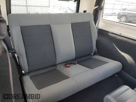 2010 Jeep Wrangler Sahara z VIN 1J4AA5D11AL171657, wystawiony jako Copart lot #49984925 z przebiegiem 101 132 mil mil oraz Szkoda całkowita • Salvage title. Historia ofert i sprzedaży dostępna na DreamBid. Obrazek 11.