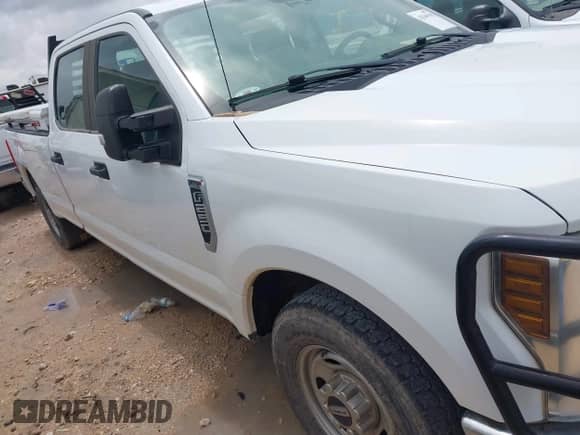 2019 Ford F-250 XL z VIN 1FT7W2A62KEC45366, wystawiony jako IAAI lot #42549198 z przebiegiem 111 729 mil mil oraz . Historia ofert i sprzedaży dostępna na DreamBid. Obrazek 12.