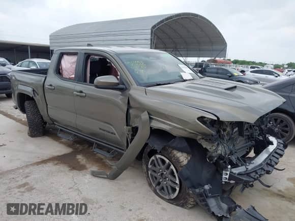 2025 Toyota Tacoma SR z VIN 3TMLB5JNXSM107636, wystawiony jako IAAI lot #42152895 z przebiegiem Nie podano mil oraz . Historia ofert i sprzedaży dostępna na DreamBid. Obrazek 1.