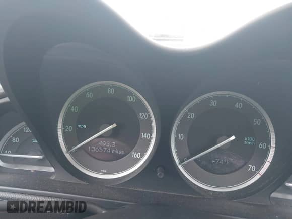 2005 Mercedes-Benz SL 500 z VIN WDBSK75F55F101501, wystawiony jako IAAI lot #43237866 z przebiegiem 136 574 mil mil oraz . Historia ofert i sprzedaży dostępna na DreamBid. Obrazek 7.