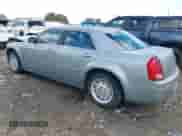 2005 Chrysler 300 300 z VIN 2C3JA43R05H137403, wystawiony jako IAAI lot #41399519 z przebiegiem 135 044 mil mil oraz . Historia ofert i sprzedaży dostępna na DreamBid. Obrazek 3.