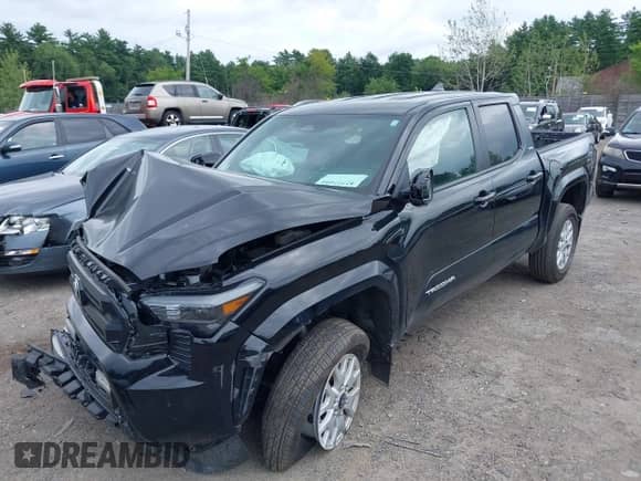 2024 Toyota Tacoma SR5 z VIN 3TYLB5JN3RT002144, wystawiony jako IAAI lot #42727494 z przebiegiem 20 489 mil mil oraz . Historia ofert i sprzedaży dostępna na DreamBid. Obrazek 16.