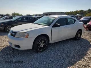 2013 Dodge Avenger SE z VIN 1C3CDZAB8DN551909, wystawiony jako Copart lot #80317875 z przebiegiem Nie podano mil oraz Czysty tytuł • Clean title. Historia ofert i sprzedaży dostępna na DreamBid. Obrazek 1.