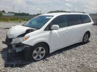 2019 Toyota Sienna LE Auto Access Seat with VIN 5TDKZ3DC5KS002038, listed as a Copart auction lot 70196945 with 243,346 mi miles and Salvage title. Bid and sale history available at DreamBid. Image 1.