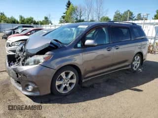 2012 Toyota Sienna SE с VIN 5TDXK3DC7CS266793, выставлен на аукционе Copart как лот 64224885 с пробегом 240 033 миль миль и Списание • Salvage title. История ставок и продаж доступна на DreamBid. Изображение 1.