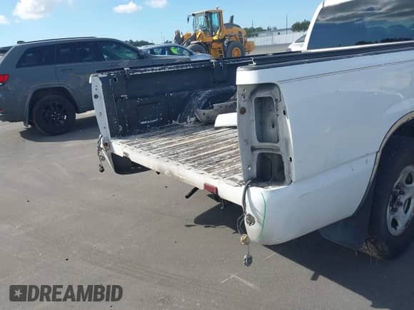 2001 Chevrolet Silverado 1500 z VIN 1GCEC14W71Z217897, wystawiony jako IAAI lot #43486562 z przebiegiem 239 040 mil mil oraz . Historia ofert i sprzedaży dostępna na DreamBid. Obrazek 14.