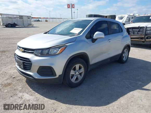 2020 Chevrolet Trax LS z VIN 3GNCJKSB1LL231587, wystawiony jako IAAI lot #43065143 z przebiegiem 113 109 mil mil oraz . Historia ofert i sprzedaży dostępna na DreamBid. Obrazek 2.