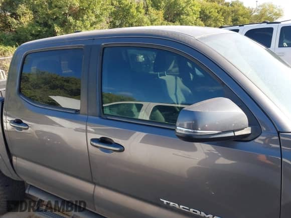 2017 Toyota Tacoma TRD Off Road z VIN 5TFAZ5CN9HX033838, wystawiony jako IAAI lot #43364641 z przebiegiem 196 091 mil mil oraz . Historia ofert i sprzedaży dostępna na DreamBid. Obrazek 12.