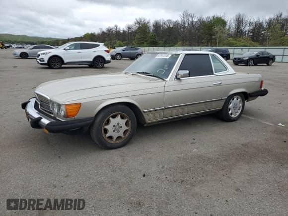 1985 Mercedes-Benz 380 z VIN WDBBA45C8FA035077, wystawiony jako Copart lot #57941015 z przebiegiem 127 403 mil mil oraz Czysty tytuł • Clean title. Historia ofert i sprzedaży dostępna na DreamBid. Obrazek 1.