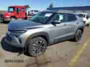 2024 Chevrolet TrailBlazer LT z VIN KL79MRSL5RB138669, wystawiony jako Copart lot #85553175 z przebiegiem 11 371 mil mil oraz Szkoda całkowita • Salvage title. Historia ofert i sprzedaży dostępna na DreamBid. Obrazek 1.