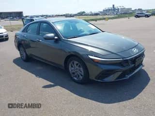 2025 Hyundai Elantra Blue z VIN KMHLM4DJ0SU131352, wystawiony jako IAAI lot #42869650 z przebiegiem 14 030 mil mil oraz . Historia ofert i sprzedaży dostępna na DreamBid. Obrazek 1.