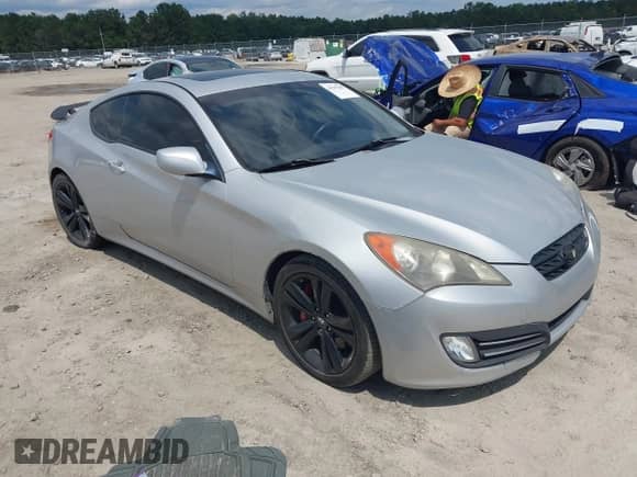 2010 Hyundai Genesis Coupe Track z VIN KMHHT6KD5AU013197, wystawiony jako IAAI lot #43107289 z przebiegiem 197 403 mil mil oraz . Historia ofert i sprzedaży dostępna na DreamBid. Obrazek 1.