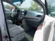 2013 Toyota Sienna XLE с VIN 5TDDK3DC8DS059592, выставлен на аукционе IAAI как лот 42160121 с пробегом 131 547 миль миль и . История ставок и продаж доступна на DreamBid. Изображение 5.