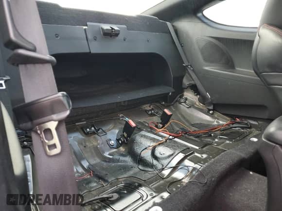 2014 Hyundai Genesis Coupe 2.0T z VIN KMHHT6KD6EU119213, wystawiony jako Copart lot #82108555 z przebiegiem 118 207 mil mil oraz Szkoda całkowita • Salvage title. Historia ofert i sprzedaży dostępna na DreamBid. Obrazek 10.