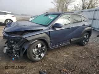 2024 Hyundai Kona SEL z VIN KM8HBCAB5RU094019, wystawiony jako Copart lot #77760194 z przebiegiem 3 893 mil mil oraz Szkoda całkowita • Salvage title. Historia ofert i sprzedaży dostępna na DreamBid. Obrazek 1.
