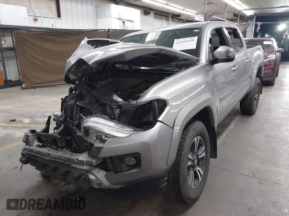 2016 Toyota Tacoma SR z VIN 3TMCZ5AN9GM018675, wystawiony jako IAAI lot #43254139 z przebiegiem Nie podano mil oraz . Historia ofert i sprzedaży dostępna na DreamBid. Obrazek 16.